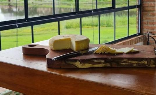 A arte do queijo de Minas — produção artesanalcom estilo único e premiada internacionalmente (Reprodução/ Regiane Moreira)